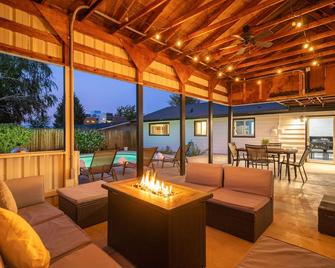 Sunny Wenatchee Pool House - Wenatchee - Living room