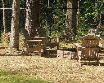 The Griinch- Cozy Tiny House 9 Miles To Auburn Al & Jordan Hare Stadium - Tuskegee - Patio
