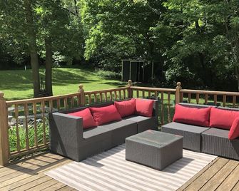 Cozy cottage with firepit, in walking distance to beach and the town! - Egg Harbor - Patio