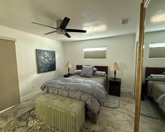 At home in Need for a family - Escondido - Habitación