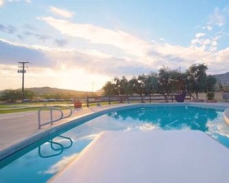 Cozy Private Suite with bathroom, 28 mins from Sequoia National Park. - Exeter - Piscina