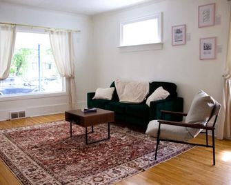 Eatoncourt Homestead, Shaunavon, Sk - Shaunavon - Salon