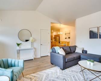Sleek Montrose Home w/ Patio & Yard 2 Mi to Town - Montrose - Living room