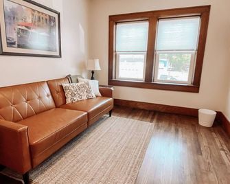 Newly remodeled downtown upstairs apartment - Peru - Sala de estar