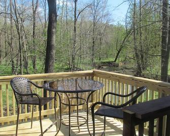 Crooked Creek Oasis -Little cabin on the creek -Hocking Hills area - Logan - Balkon