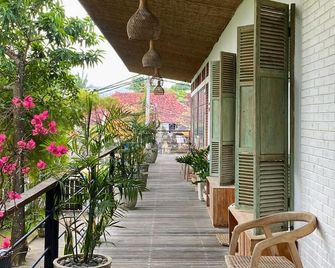 White Penny Hostel - Kuta - Balkon