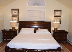 Spacious Private Entrance Master Bedroom\/Bath - Wellesley - Κρεβατοκάμαρα