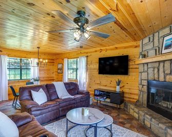 Cabin on Lake Raymond Gary w/ Dock, Grill & Views! - Fort Towson - Living room
