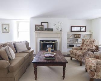 Historic Farmhouse in Wayne - Wayne - Dining room