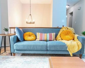 Charming 4-bedroom house with AC and WiFi in Winston-Salem - Kernersville - Вітальня