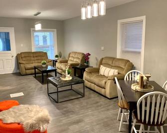 Spacious 5BR 2Bath close to Niagara Falls and Casino - Cataratas del Niágara - Sala de estar