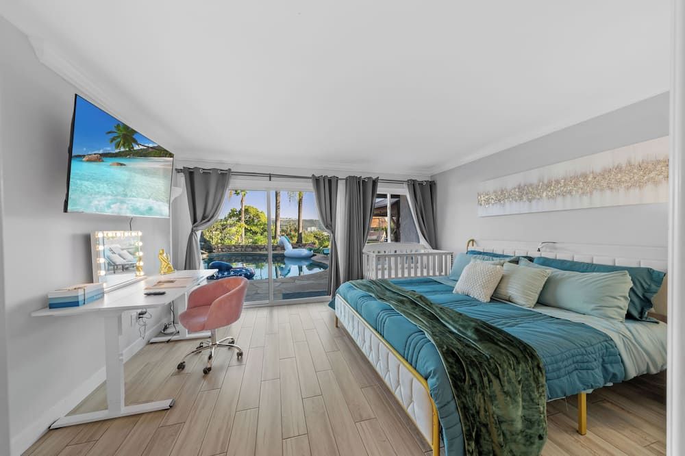 Entire Private Home with 3 Bedrooms, Hot Tub, King Bed, Garage, Grand View, Available Now - San Diego