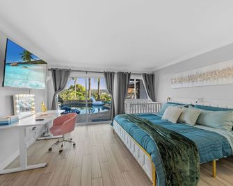 Entire Private Home with 3 Bedrooms, Hot Tub, King Bed, Garage, Grand View, Available Now - San Diego