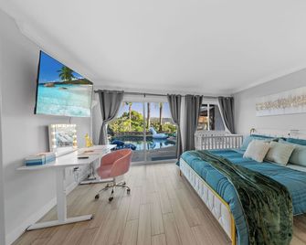 Entire Private Home with 3 Bedrooms, Hot Tub, King Bed, Garage, Grand View, Available Now - San Diego