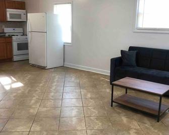 Private 2-bed house 15-min walk NYC train, parking - Avenel - Living room