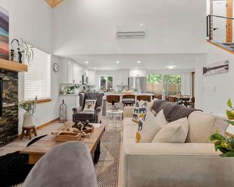 Perch - Cozy Pines - Ashford - Living room