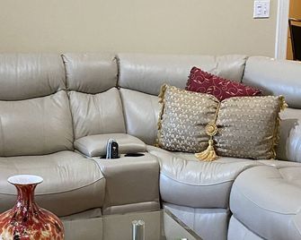 Short Stay Home Away - Madison - Sala de estar