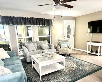 Beach And Bay: Spacious, Walkable, Relaxing & Fun!! - Madeira Beach - Living room