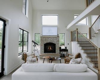 Luxury Lutsen Cabin in the Perfect Location - Putting Green - Sauna - Sleeps 10 - Tofte - Living room