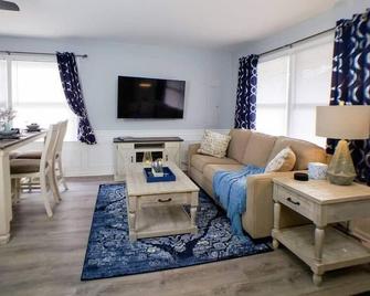 Saint Charles Lovely 2bd | River Trail, Forest Preserve! - South Elgin - Living room