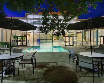 Holiday Inn Knoxville West- Cedar Bluff Rd By IHG - נוקסוויל - בריכה