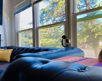 Beautiful Historical Los Feliz- walking distance to so much! - לוס אנג'לס - סלון