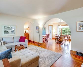 Artist's Vintage Home 5 Mins From Nd Cam - South Bend - Living room