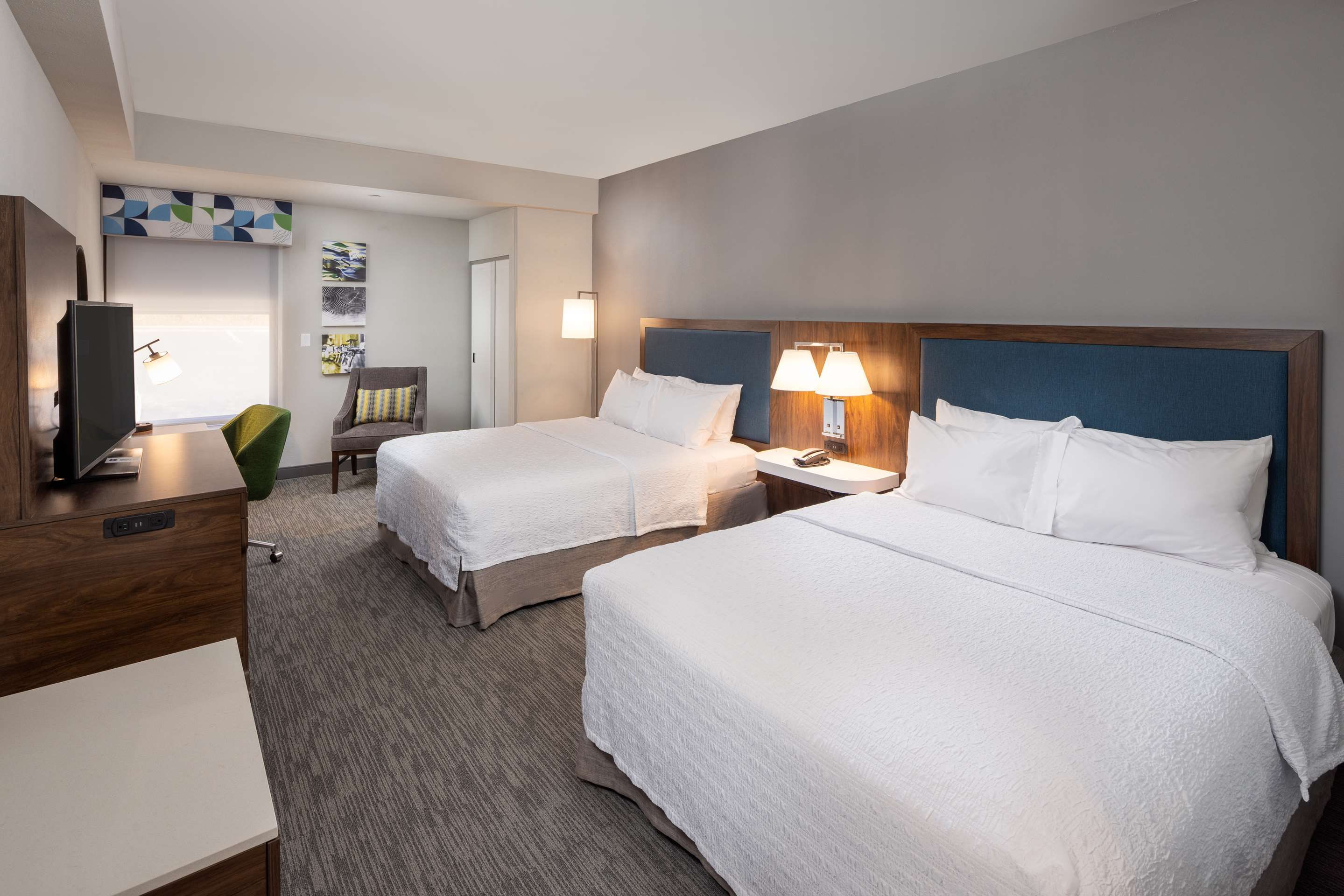 Bedroom view of Hampton Inn Asheville-Tunnel Road