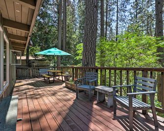 Loch Lomond Cabin w/ Hot Tub, Near Wineries! - Middletown - Balcón