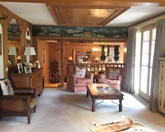 Beautiful 4 bedroom Chalet to Rent in chic Rougemont, Central Gstaad Ski Region - Rougemont - Living room