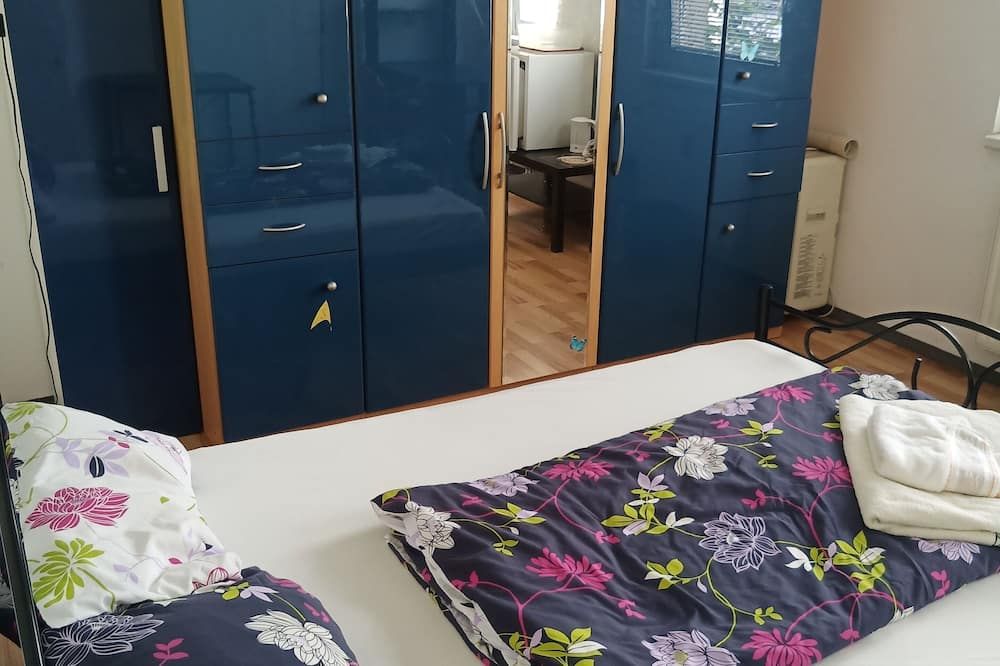 Nice, bright room with a double bed and a desk - וינה - חדר שינה
