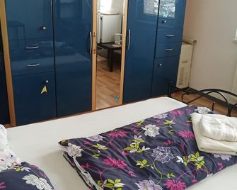 Nice, bright room with a double bed and a desk - Wien - Schlafzimmer