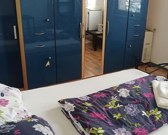 Nice, bright room with a double bed and a desk - וינה - חדר שינה
