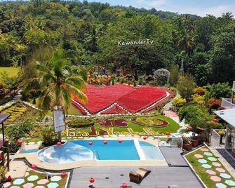 Jardin De Ysabelle and Hobbiton Cafe - Island Garden City of Samal - Piscina