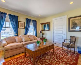 Beach, Fishing, Activities, Family reunions, Groups, Company Outings, Weddings - Scituate - Living room