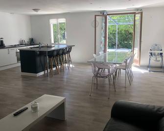 Maison au calme avec parking en petite Camargue - Beauvoisin - Restaurant