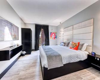 The Bella's Abbey Road Suite, Sleeps 2, Private Balcony - Білоксі - Спальня