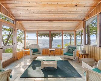 Beautiful Luxury Lake Front Cottage Georgian Bay - Muskoka - Living room
