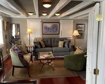 Charming Writer's Cottage In The Heart Of Middleburg - Middleburg - Living room
