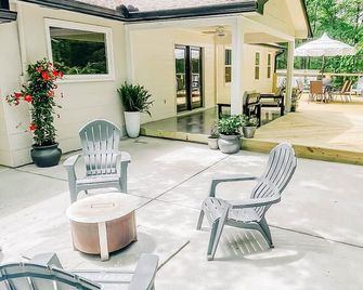 Sewanee home in the heart of central campus! - Sewanee - Patio
