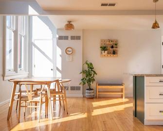 The Sunrise Loft - Perfect for travelling nurses - Columbia - Dining room