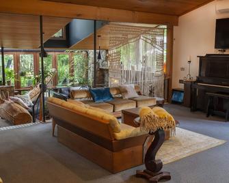 Spacious Garden House | Pool | sleeps 8 | private outdoor tub | winter log fire - Tawonga South - Living room