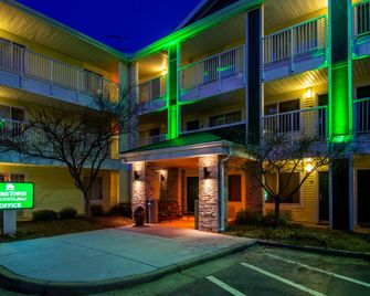 هوم تاون ستوديوز باي رد روف وينستن - سالم - يونيفيرسيتي باركواي - وينستون-سالم - مبنى