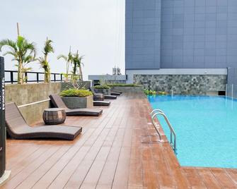 Comfy and Minimalist Studio at Embarcadero Bintaro Apartment By Travelio - South Tangerang City - Piscine