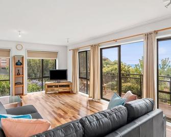 Apartment 5 Pacific Apartments - Lorne - Living room