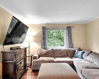 3 bedroom 2.5 bath with game room. 19 miles from Pittsburgh - Murrysville