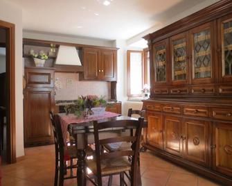 Newly Built Apartment Of 80 Sqm In The Historic Center Of Molveno - Molveno - Sala pranzo