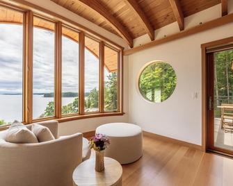 Lightwater Cove - Fulford Harbour - סלון