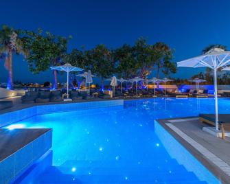 Chc Imperial Palace - Adelianos Kampos - Zwembad