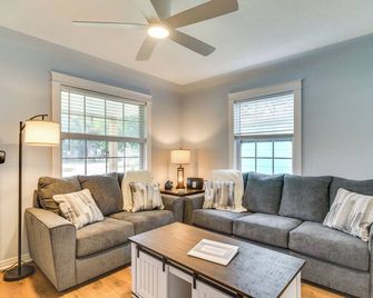 Pinellas Park Home: Swim, Golf, Grill & More! - Pinellas Park - Living room